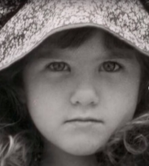 Дженифър Анистън с уникална детска снимка (Вижте каква сладурана е била)