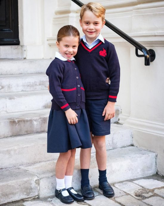 Принцеса Шарлот тръгна на училище (Вижте какви сладури са с Джордж в униформи - Снимки)