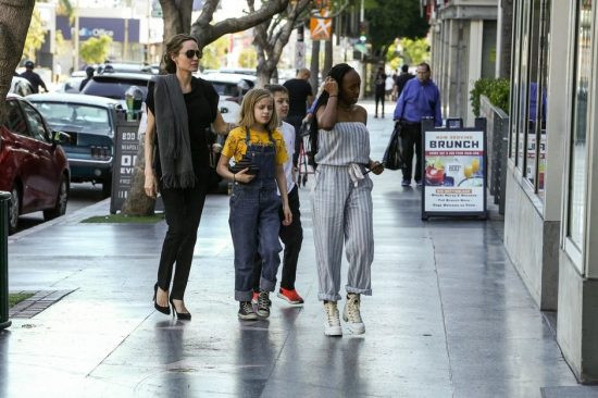 Анджелина Джоли облича децата си с дрехи втора употреба (Актрисата отказва да харчи пари за тях - Скандални подробности)
