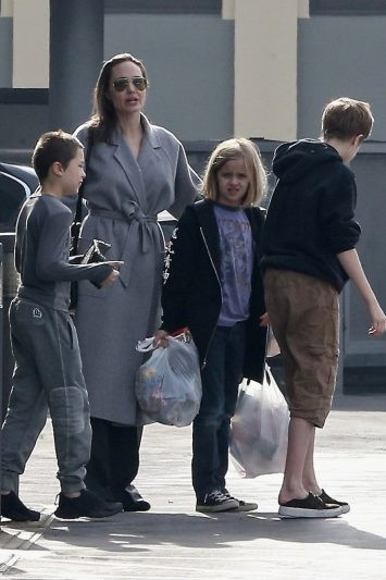 Анджелина Джоли облича децата си с дрехи втора употреба (Актрисата отказва да харчи пари за тях - Скандални подробности) - Снимка 2