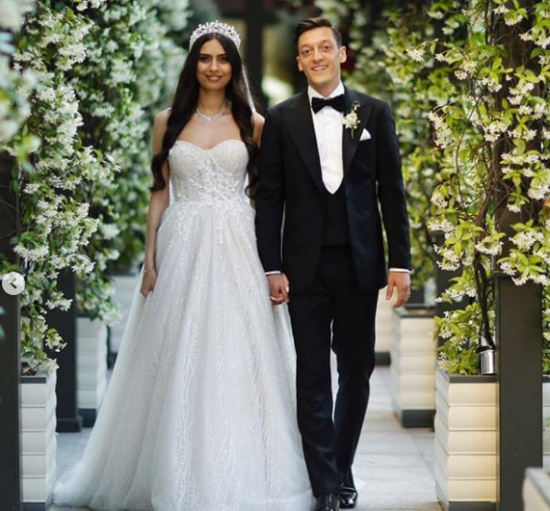 Нур от „Сега и завинаги” и Месут Йозил вдигнаха тежка сватба (Снимки от венчавката)