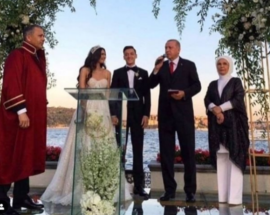Нур от „Сега и завинаги” и Месут Йозил вдигнаха тежка сватба (Снимки от венчавката) - Снимка 2