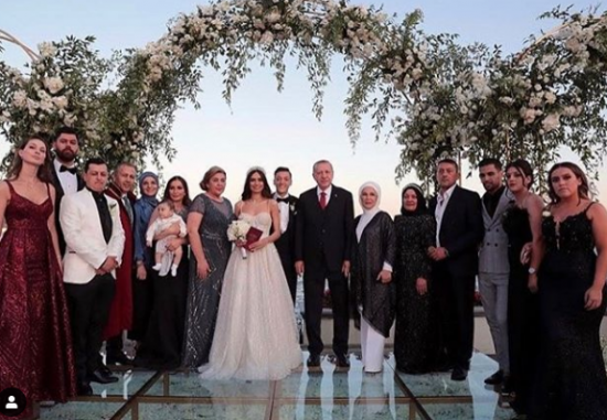 Нур от „Сега и завинаги” и Месут Йозил вдигнаха тежка сватба (Снимки от венчавката) - Снимка 3