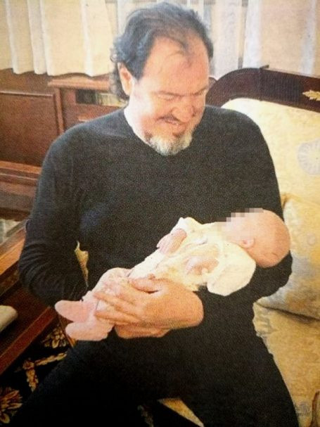 Бебето на Светлана Гущерова я сдобри със свекъра й (Първо фото как Гущеров - старши гушка внучката си)