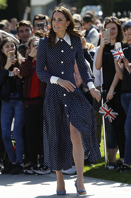 Кейт Мидълтън заголи крака и скандализира кралицата (Вижте модния й гаф)
