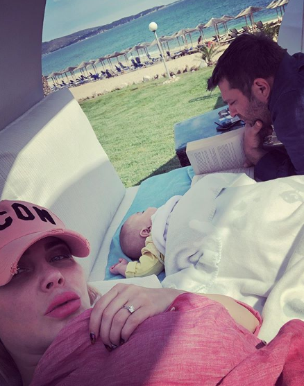 Антония Петрова заведе бебето на Тасос (Миската в топ форма по бански - Снимки) - Снимка 4