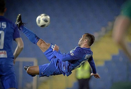 Валери Божинов ял пердах заради жена, футболистът лъже, че се е контузил (Всичко за цирка)