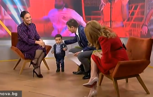 Мария Илиева мъкне сина си и по интервюта (Вижте как малкият нахлу в студиото - Снимки)