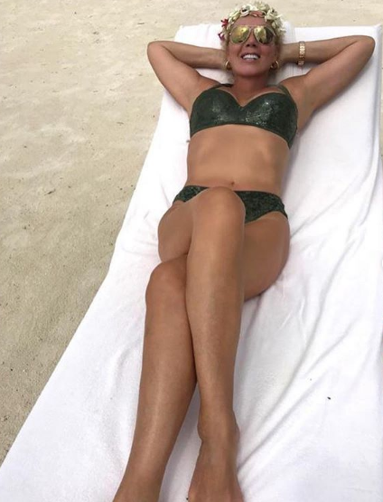 Лепа Брена в перфектна форма на 58 г (Вижте я по бански в Бора Бора – Снимки) - Снимка 2