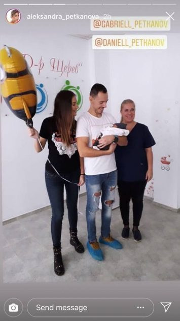 Алекс Петканова се прибра с бебето вкъщи (Вижте как ги посрещна Дани – Много снимки)