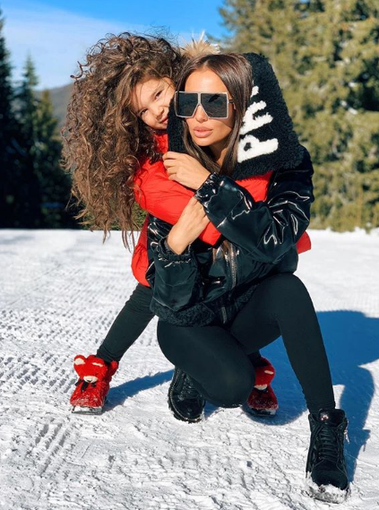 Николета Лозанова с Никол на тузарска почивка в Пампорово (Вижте как се забавляват в снега – Снимки)