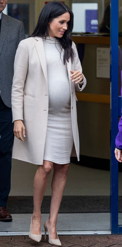 Бременната Меган Маркъл с коремче като за близнаци (Вижте как се шегуват с килограмите й)