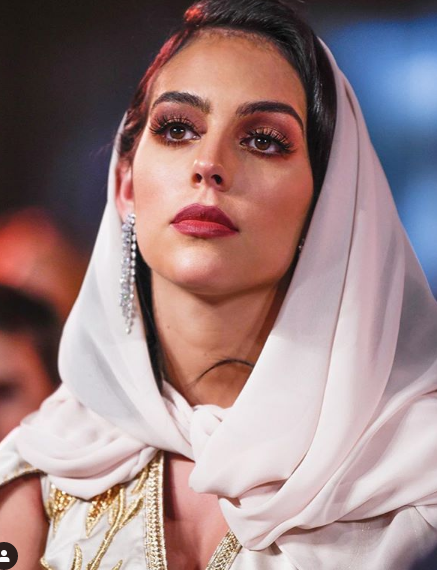 Джорджина Родригес покори Дубай с визия на арабска принцеса (Снимки) - Снимка 2