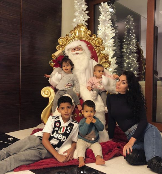 Джорджина Родригес с приказна украса за Коледа (Снимки от италианския им дом с Роналдо)