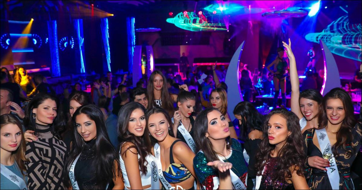 Кандидатки за "Мис България" вилнеят из нощните клубове сн. Фейсбук