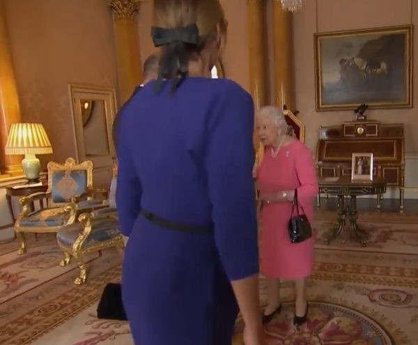 Деси Радева очарова Елизабет II с тоалет (Вижте ослепителната й визия - Снимки) - Снимка 3