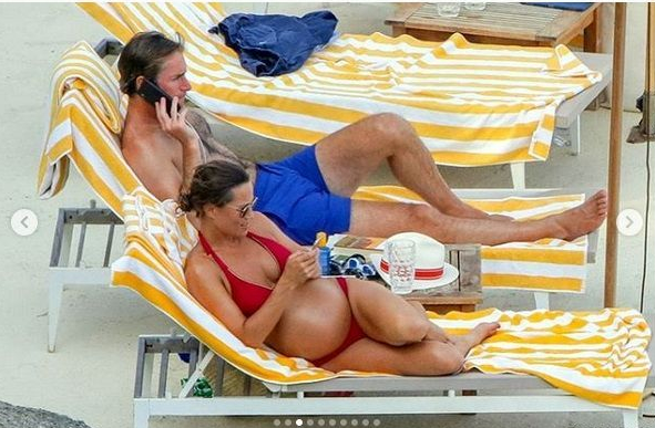 Бременната Пипа Мидълтън грее по бански и в осмия месец (Сестрата на Кейт събра погледите на плажа в Италия - Снимки)