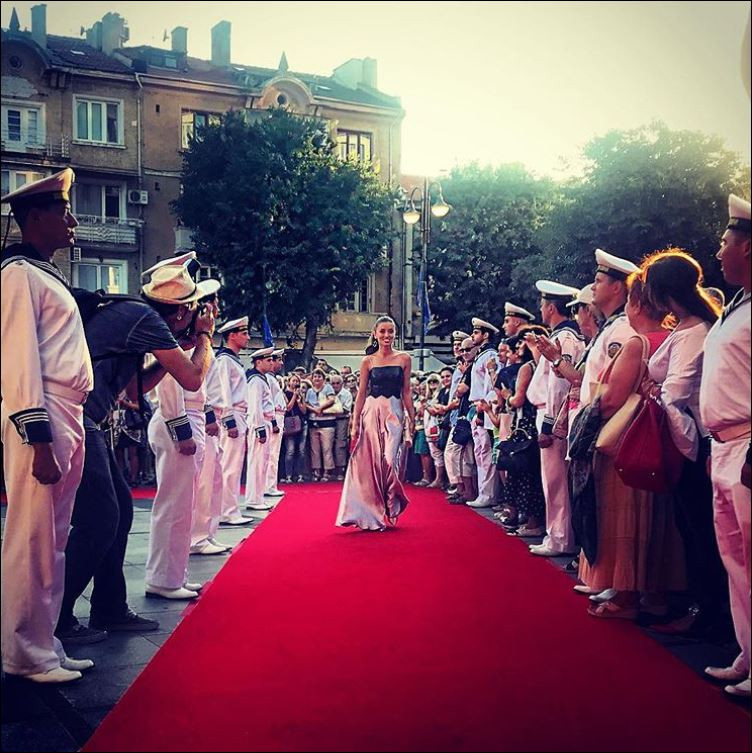 Саня Борисова блести на червения килим сн. Instagram