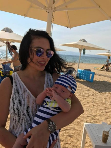 Лили Ангелова помъкна бебето по плажовете (Вижте как нехае за здравето му)