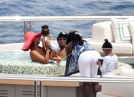 Бионсе и Джей Зи се глезят на баровска яхта за $180 млн. (Вижте ги на почивка с децата) - Снимка 2