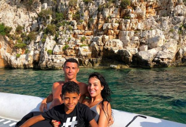 Кристиано Роналдо и Джорджина разпускат в Гърция (Снимки от ваканцията им) - Снимка 2