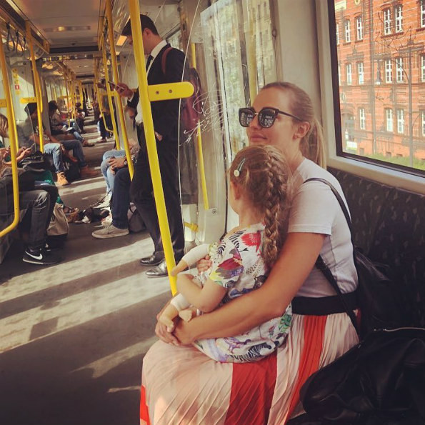 Мерием Узерли показа порасналата Лара сн. Instagram