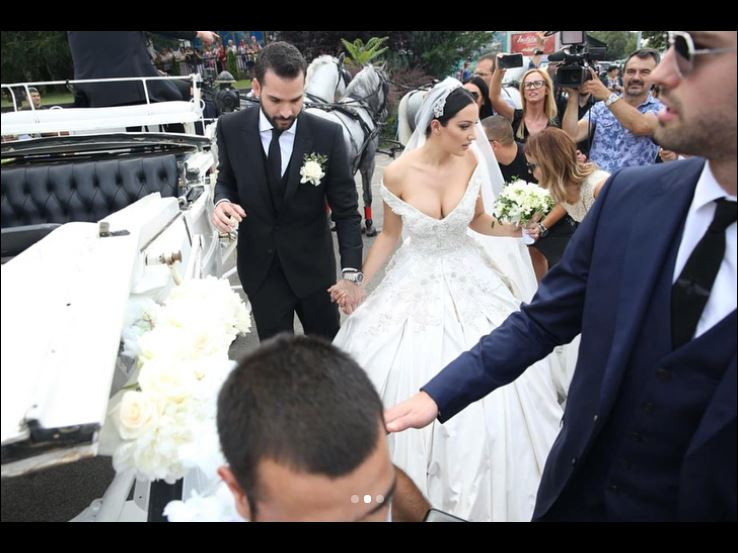 Синът на Лепа Брена се ожени, води булката с каляска сн. Instagram