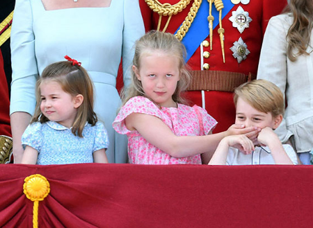 Джордж и Шарлот изнервиха Кейт на рождения ден на кралицата (Вижте как ги усмирява) - Снимка 3