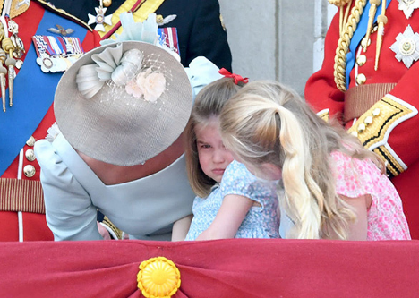 Джордж и Шарлот изнервиха Кейт на рождения ден на кралицата (Вижте как ги усмирява) - Снимка 4