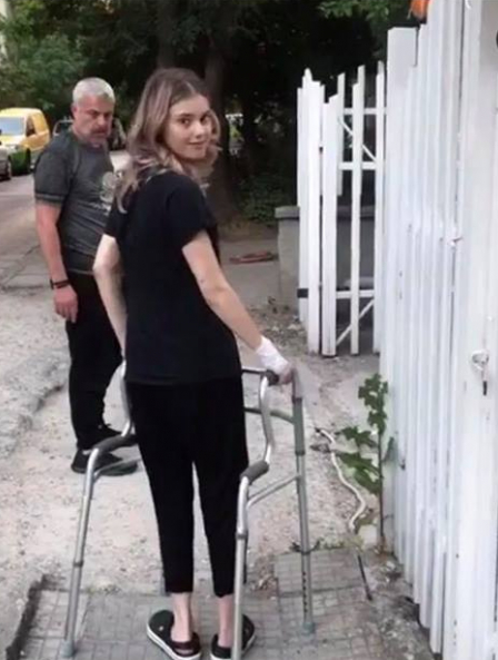 Кристин Илиева с първи крачки след катастрофата (Моделката се учи да ходи с проходилка - Снимки)