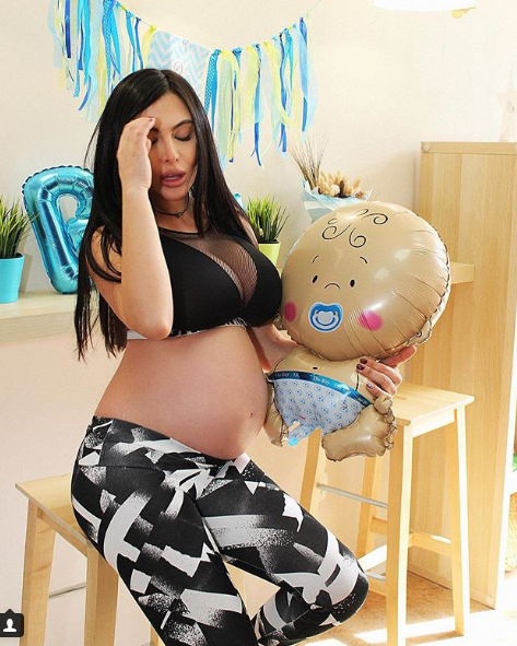 Лили Ангелова изпъчи голо бременно коремче (Вижте перфектната й форма - Фото)