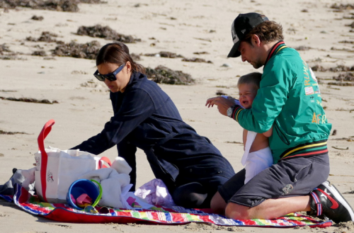 Семейна идилия! Ирина Шейк и Брадли с малката на плажа (Вижте най-сладурските снимки)