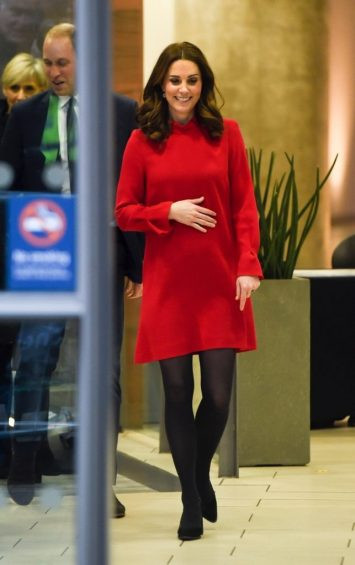 Бременната Кейт Мидълтън засенчи Меган Маркъл (Херцогинята показа перфектни крака в огнен минижуп - Снимки)