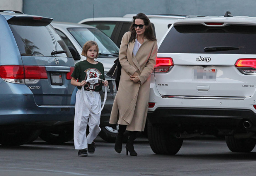 Майка за пример ли? Анджелина Джоли пусна Вивиан с тениска посред зима (Потрес фото)