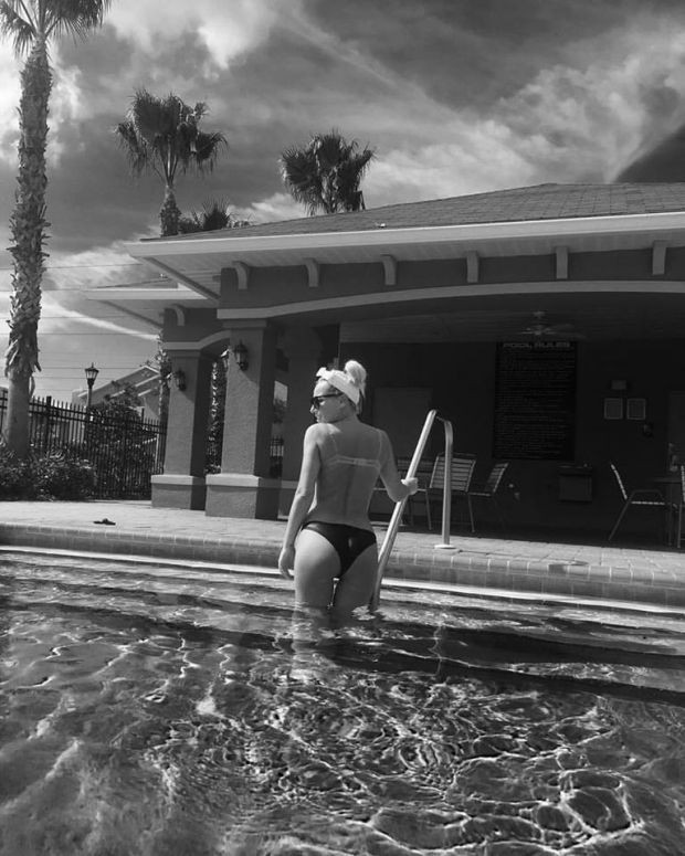Камелия събра погледите по бански във Флорида (Снимки от ваканцията й) - Снимка 2