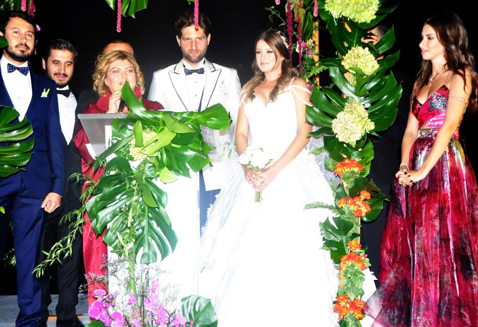 Гизем Караджа вдигна луда сватба в Турция (Вижте как звездата от "Огледален свят" каза "Да") - Снимка 2