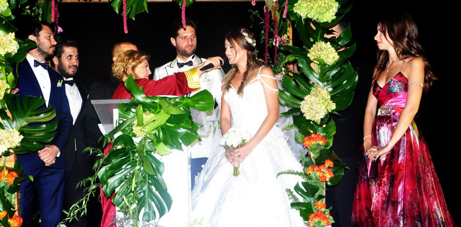 Гизем Караджа вдигна луда сватба в Турция (Вижте как звездата от "Огледален свят" каза "Да") - Снимка 8