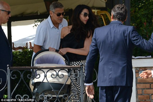 Показаха ги! Амал Клуни и Джордж с близнаците във Венеция (Първи снимки с бебетата)