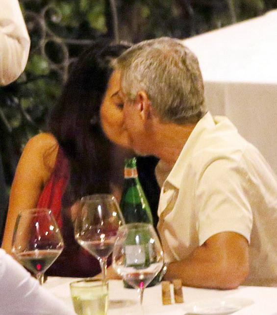 Амал и Джордж Клуни се гушкат като тийнейджъри (Вижте ги колко са влюбени)