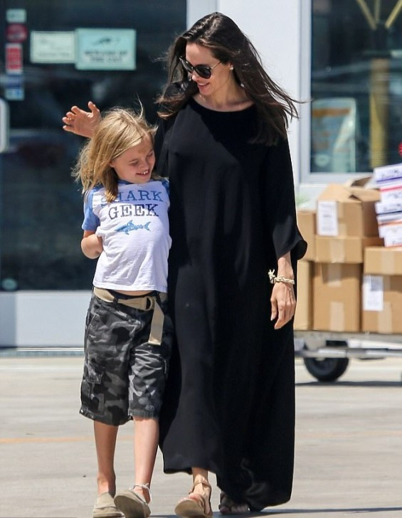Анджелина Джоли заряза лъскавия си вид (Вижте я с рокля като чувал на семейна разходка)