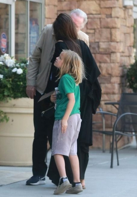 Анджелина Джоли заряза лъскавия си вид (Вижте я с рокля като чувал на семейна разходка) - Снимка 3