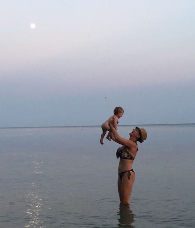 Джина Стоева рискува здравето на бебето (Мъкне го по сватби и го пече на плажа) - Снимка 2