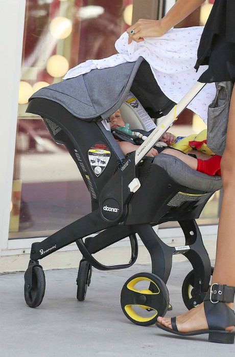 Бебето на Ирина Шейк одра кожата на Брадли Купър (Нови снимки на моделката с Лий)