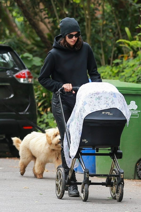 Ирина Шейк се показа за първи път с бебето (Вижте я на разходка с количката)