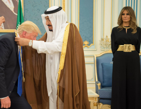 Доналд Тръмп с подаръци за 1 млрд. от саудитския крал (Вижте с какво го позлати)