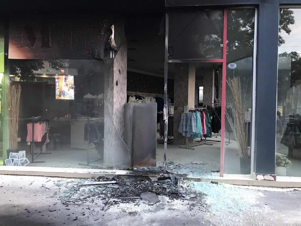 Подпалиха магазина на Мегз! (Дизайнерка жертва на серийни атаки заради омраза?) - Снимка 2