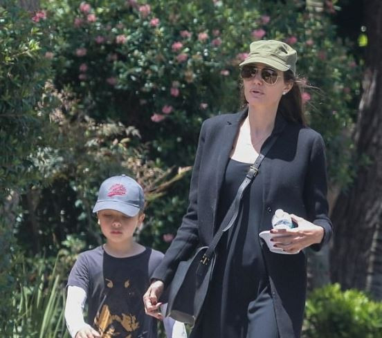 Връх на суетата! Анджелина Джоли си връща младостта с клетъчна терапия - Снимка 2