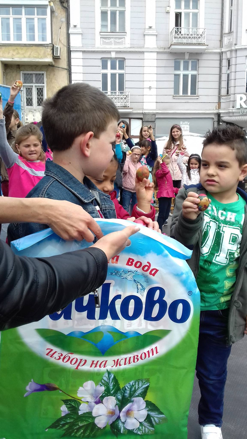 500-килограмов козунак, конкурси за великденско яйце, игри и томбола за пловдивските деца и родители на Великден!