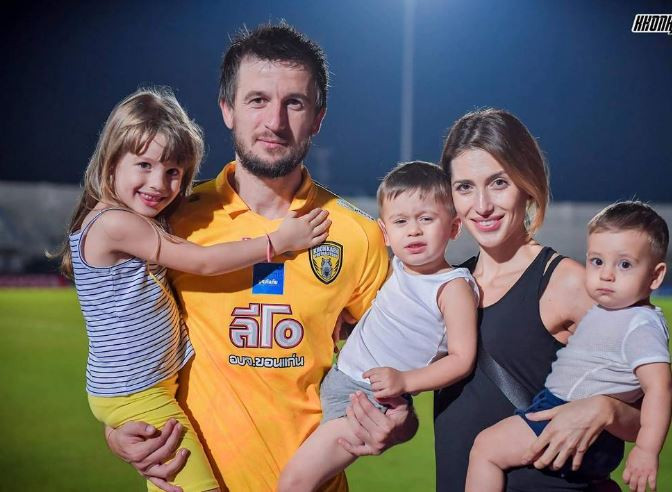 Дарко и Ромина Тасевска искат цял футболен отбор