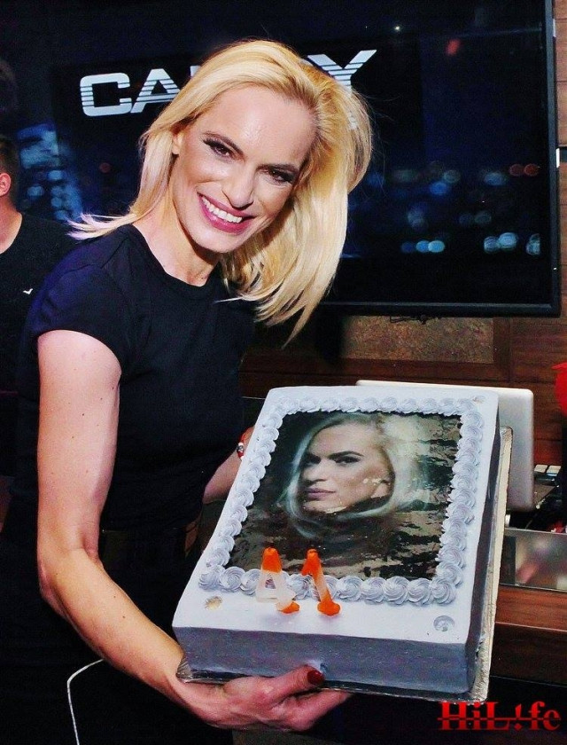 Ива Екимова черпи с торта с нейния лик за РД (Снимки от купона)